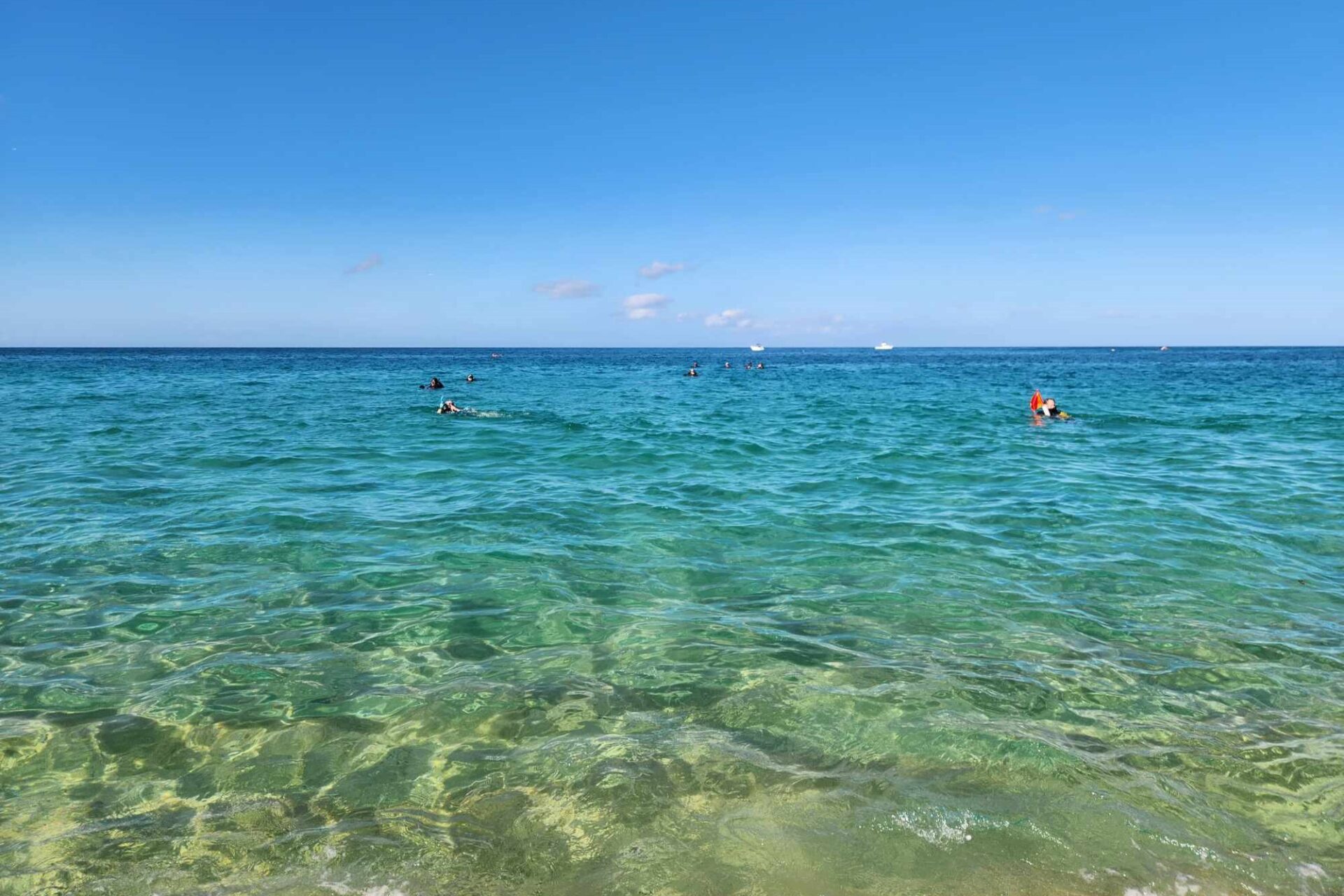 Beautiful scuba diving conditions at Makaha Beach Park