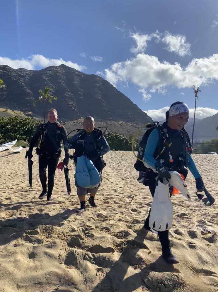 Scuba Divers entering the dive site at Makaha