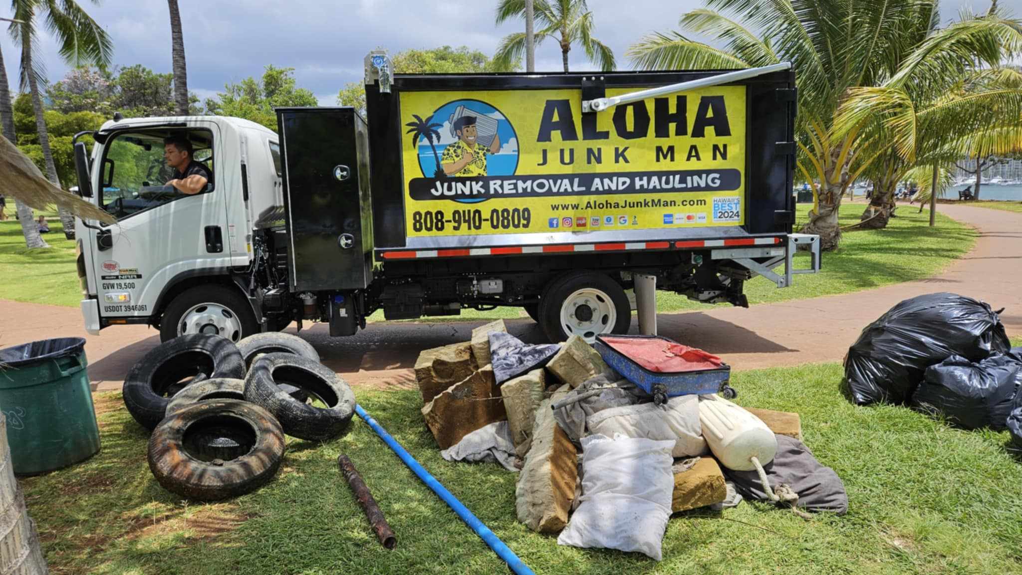 Aloha Junkman volunteering their time and resources to help ocean conservation events in Hawaii