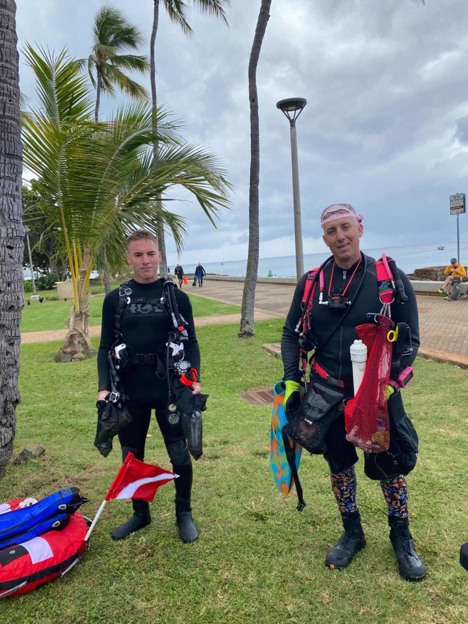 wC48xnug Volunteer divers with their ocean haul