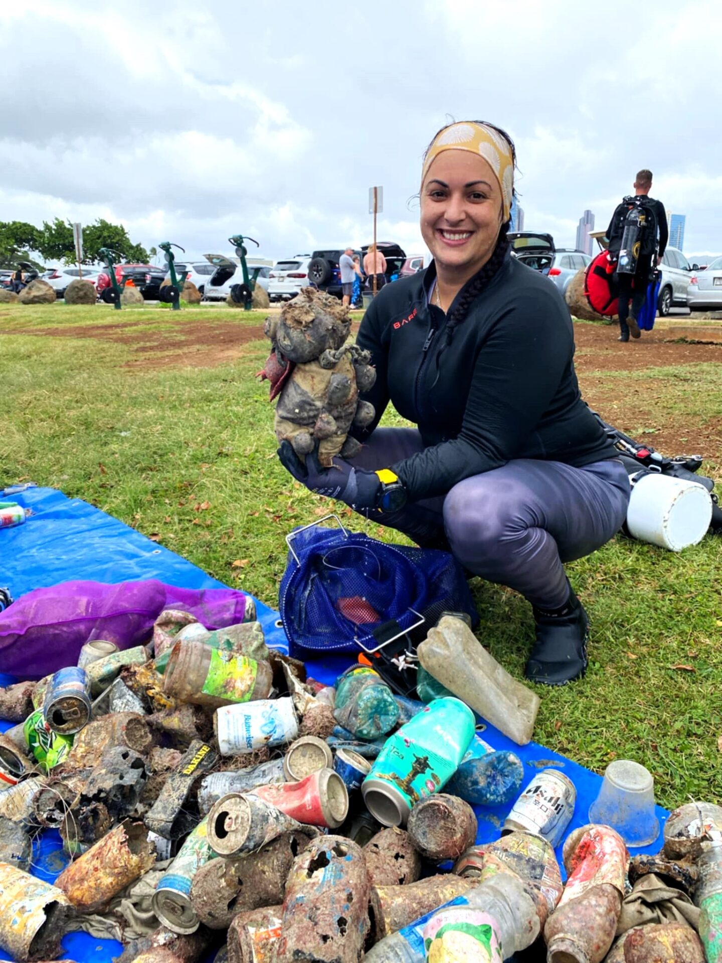 z93Bb7O4 A volunteer diver posing with the stuff animal she found underwater